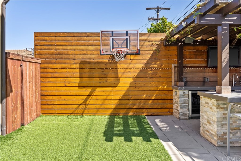 2210 Robinson Street Redondo Beach, CA 90278 - Photo 29 of 39 a view of an outdoor space