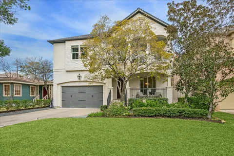 a view of a house with backyard and a tree