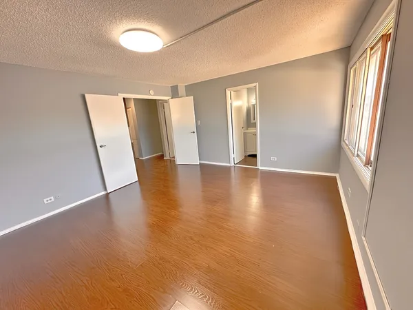 $2,525 | 5573 Court F, Hanover Park, IL 60133