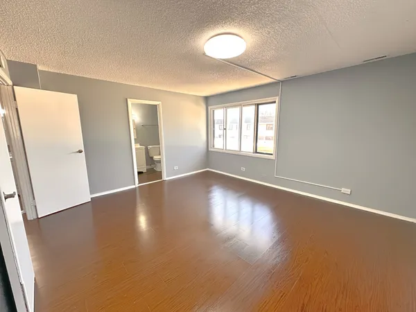 $2,525 | 5573 Court F, Hanover Park, IL 60133