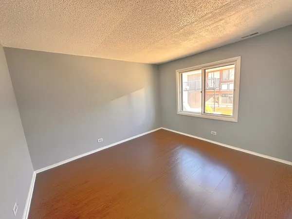 $2,525 | 5573 Court F, Hanover Park, IL 60133