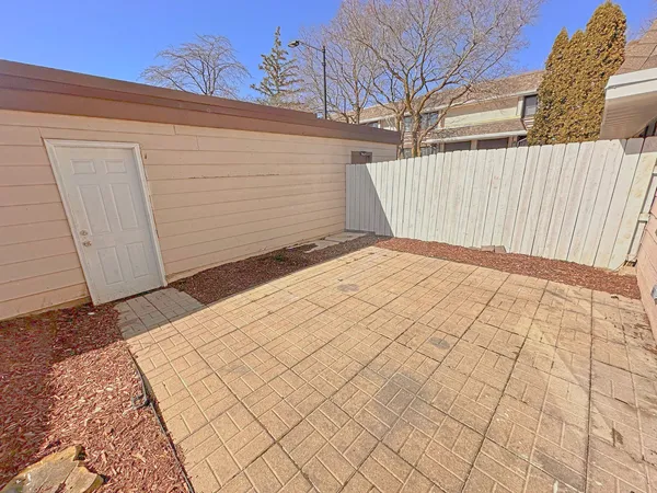 $2,525 | 5573 Court F, Hanover Park, IL 60133