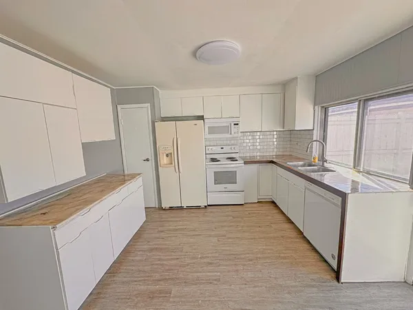 $2,525 | 5573 Court F, Hanover Park, IL 60133