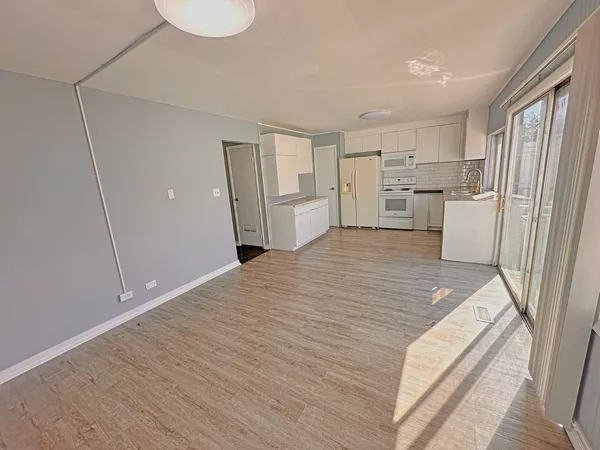 $2,525 | 5573 Court F, Hanover Park, IL 60133