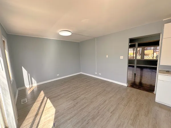 $2,525 | 5573 Court F, Hanover Park, IL 60133