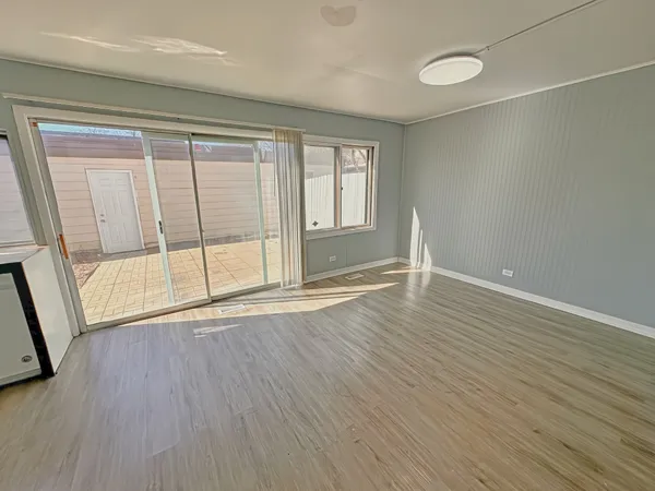 $2,525 | 5573 Court F, Hanover Park, IL 60133