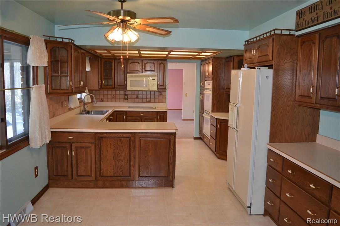 392 Ridgewood Road Rochester, MI 48306 - Photo 6 of 41 06 - Kitchen.JPG