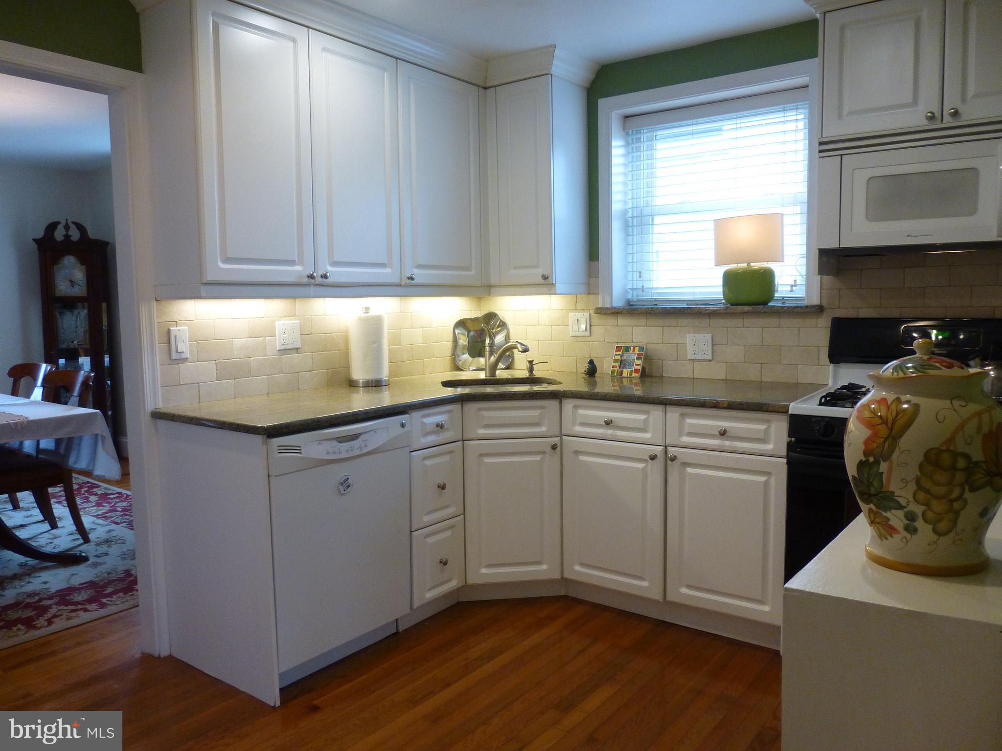 122 Barbara Drive Springfield, PA 19064 - Photo 13 of 43 Kitchen - Under Counter Lighting