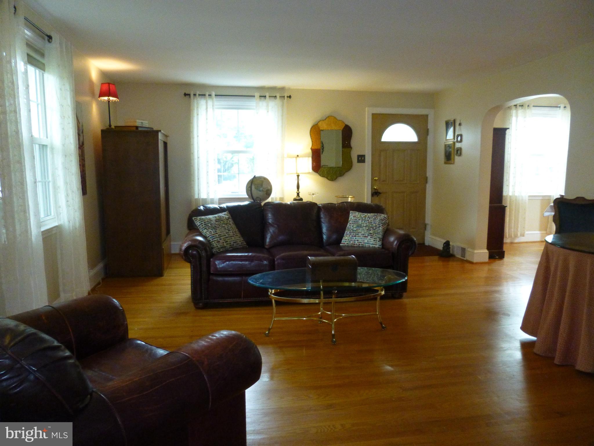 122 Barbara Drive Springfield, PA 19064 - Photo 5 of 43 Living Room - Curved Archway