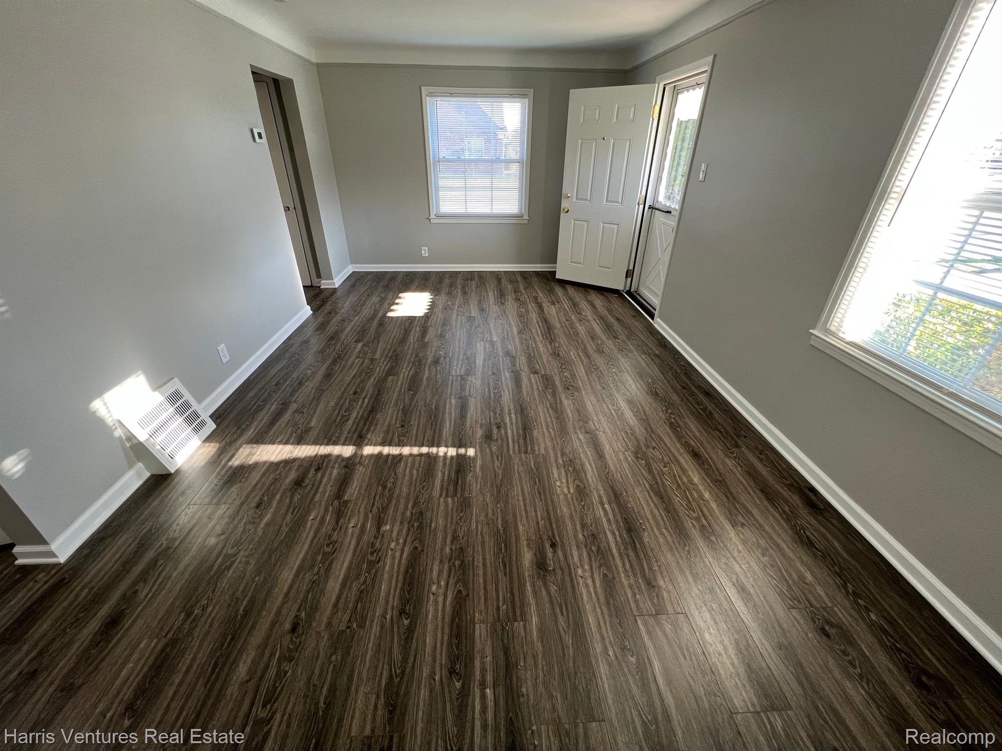 21647-51 Moross Road Grosse Pointe, MI 48236 - Photo 12 of 26 Living Room