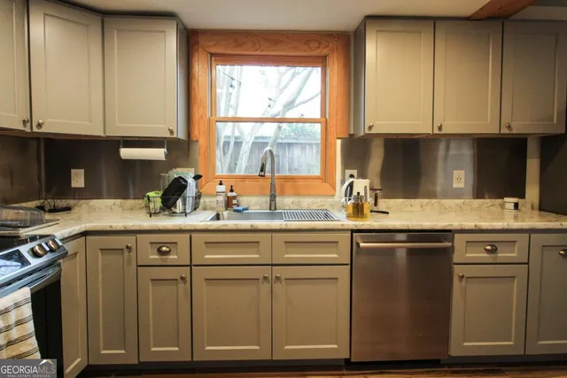 a close up view of a washer and dryer