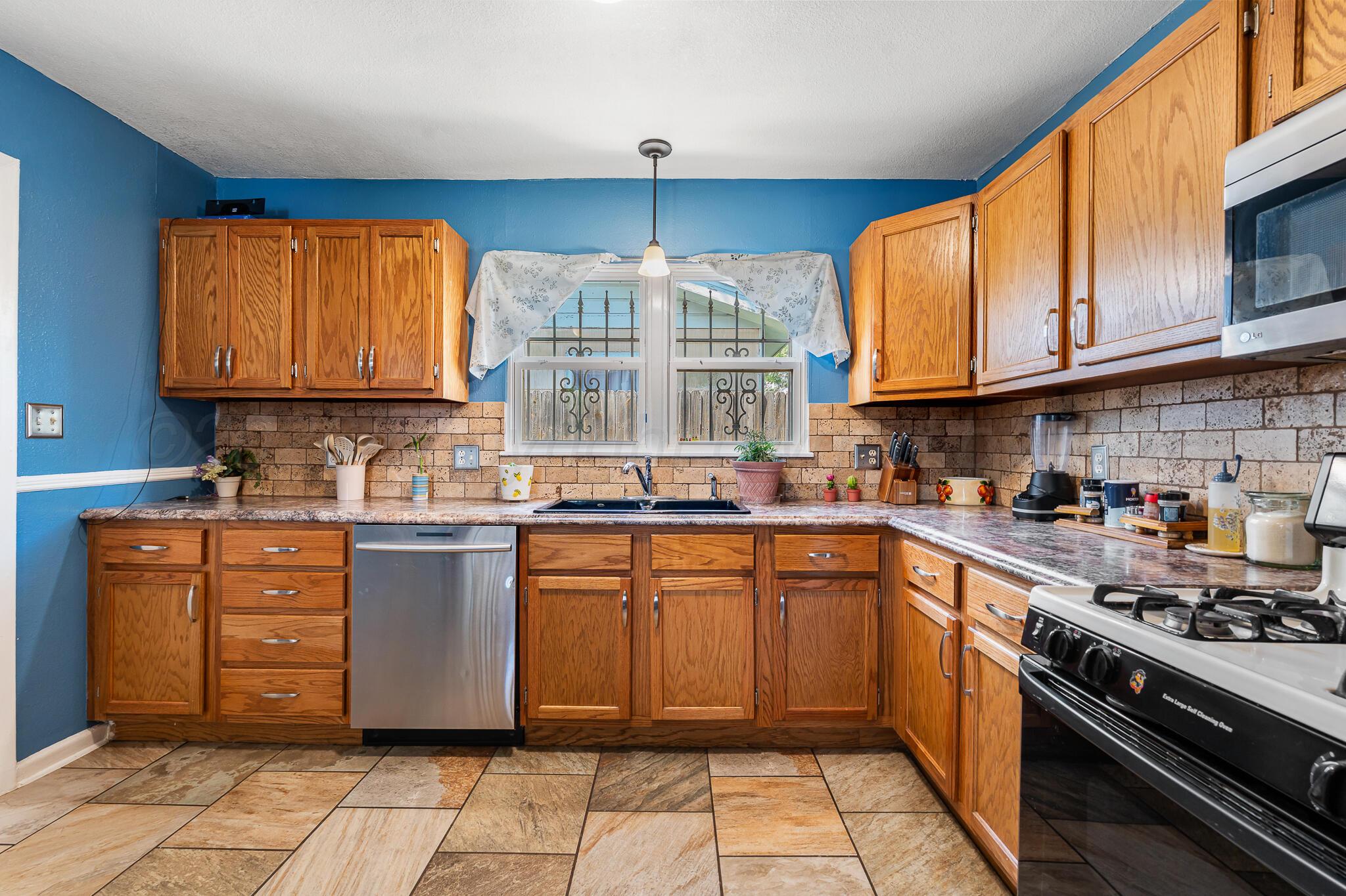 2811 Carter Street Amarillo, TX 79103 - Photo 6 of 30 KITCHEN