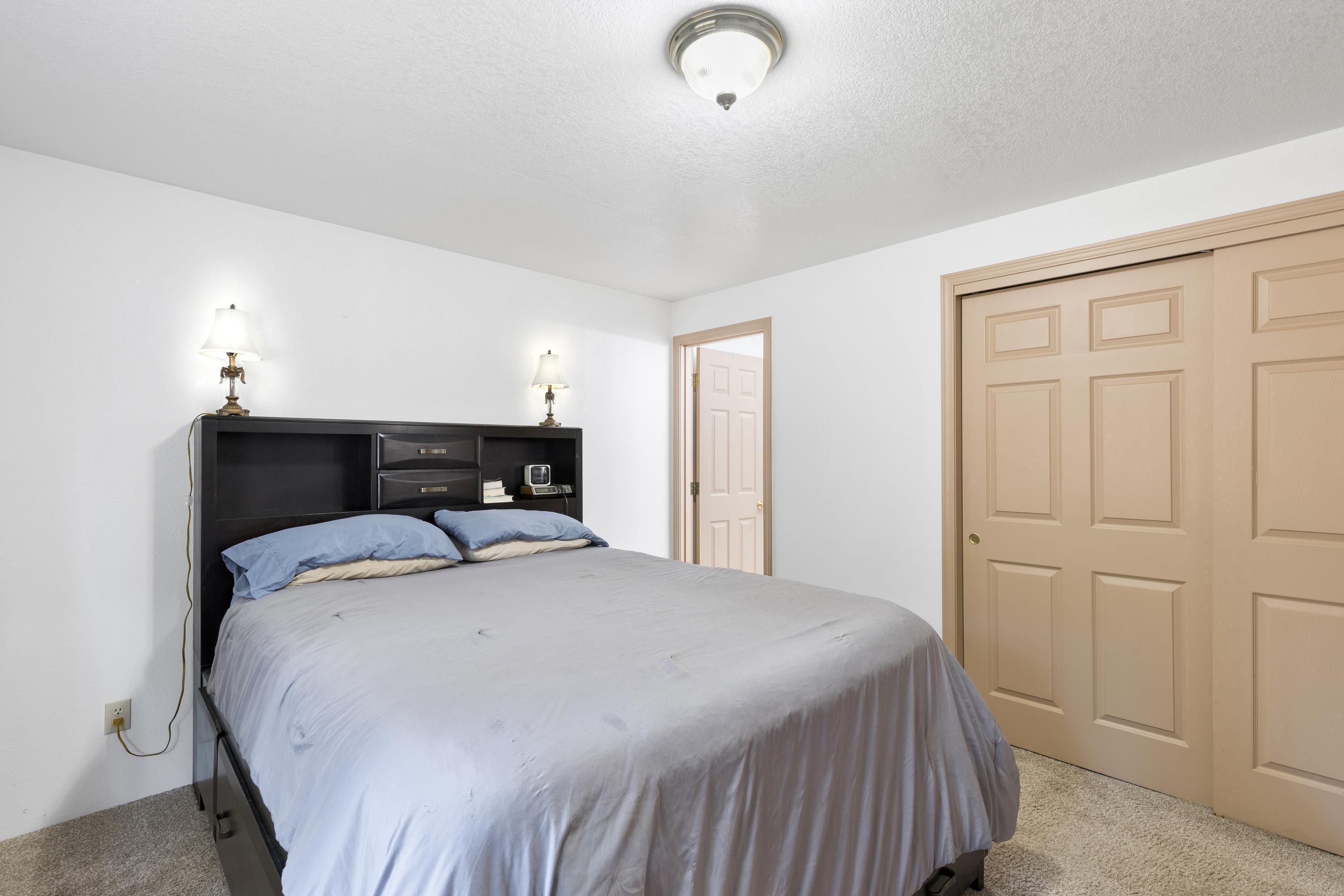 59895 Cheyenne Road Bend, OR 97702 - Photo 17 of 28 primary bedroom