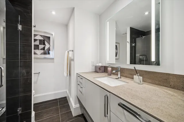 $594,900 | 1701 Hermann Drive, Unit 30D, Houston, TX 77004