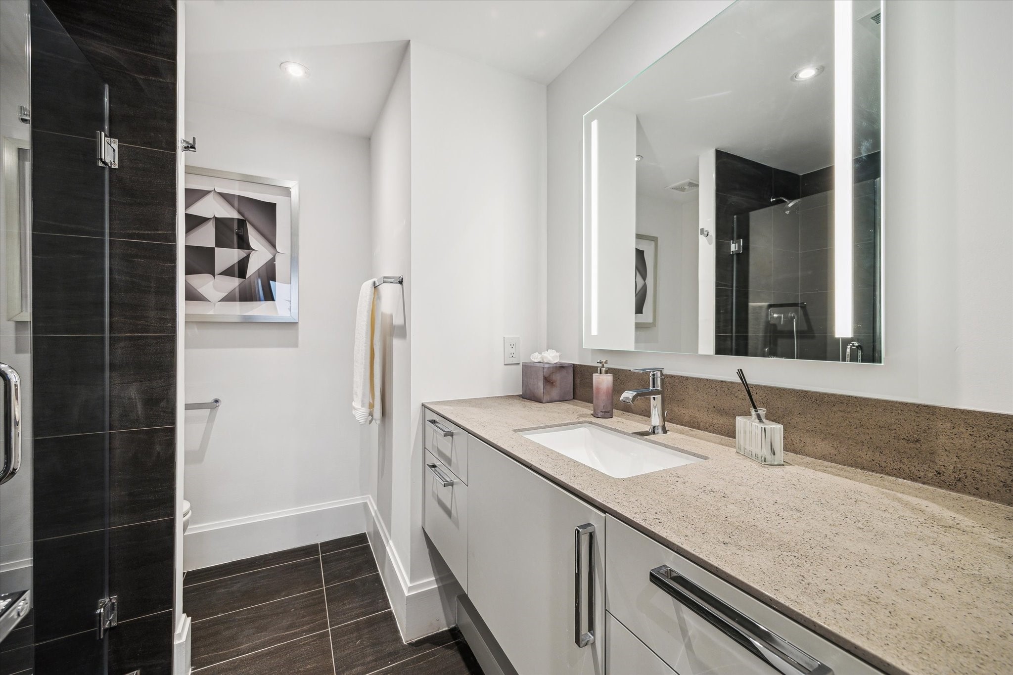 1701 Hermann Drive, Unit 30D Houston, TX 77004 - Photo 13 of 32 Primary Bathroom