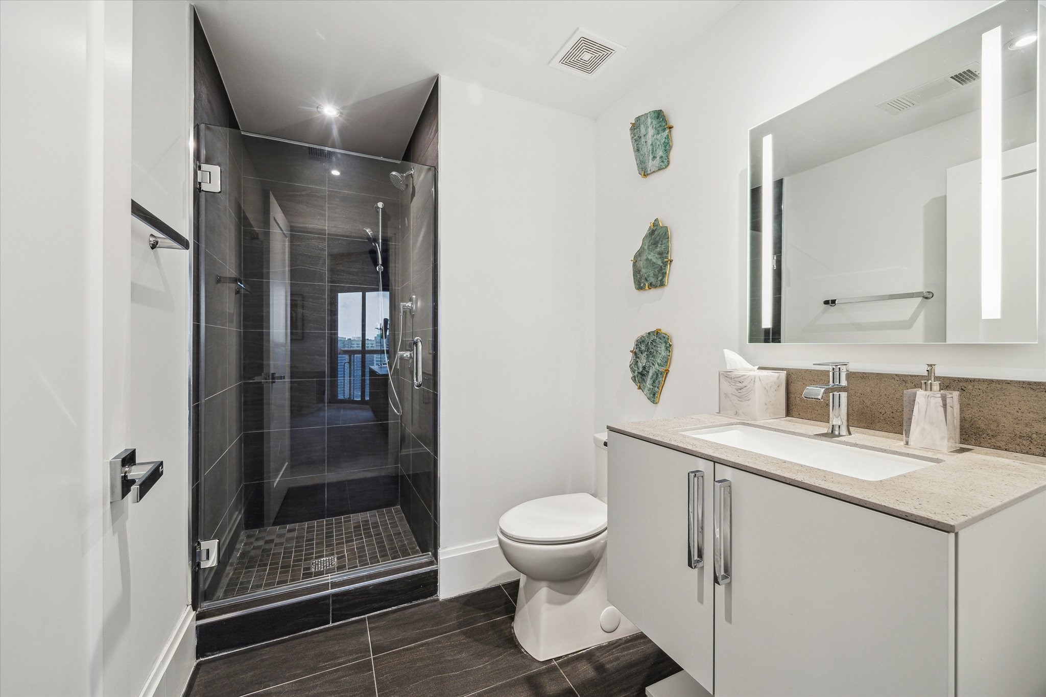 1701 Hermann Drive, Unit 30D Houston, TX 77004 - Photo 10 of 32 Guest Bathroom