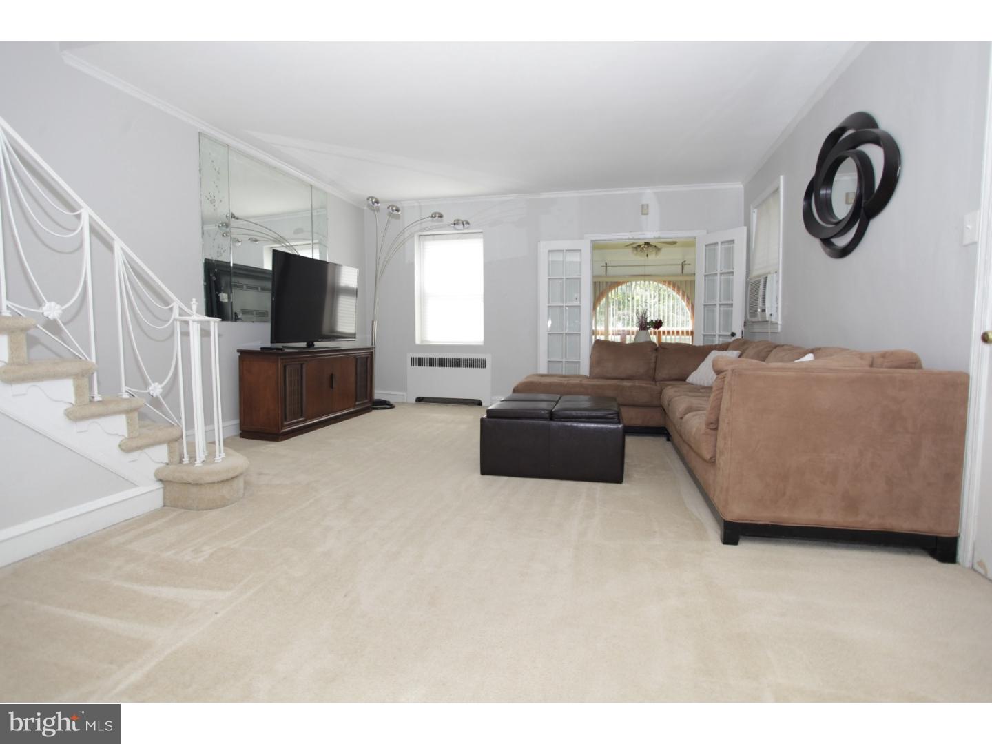 5735 Drexel Road Philadelphia, PA 19131 - Photo 4 of 25 Living Room