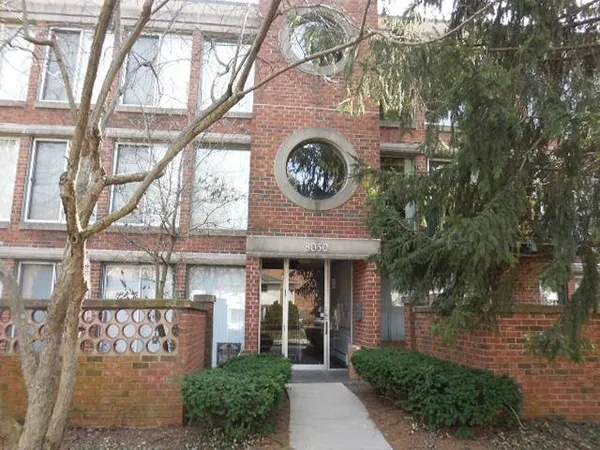 $260,000 | 8050 Arbor Lane, Unit 303, Northfield, IL 60093