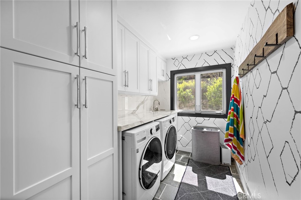 3085 Nestall Road Laguna Beach, CA 92651 - Photo 25 of 33 a utility room with dryer and washer