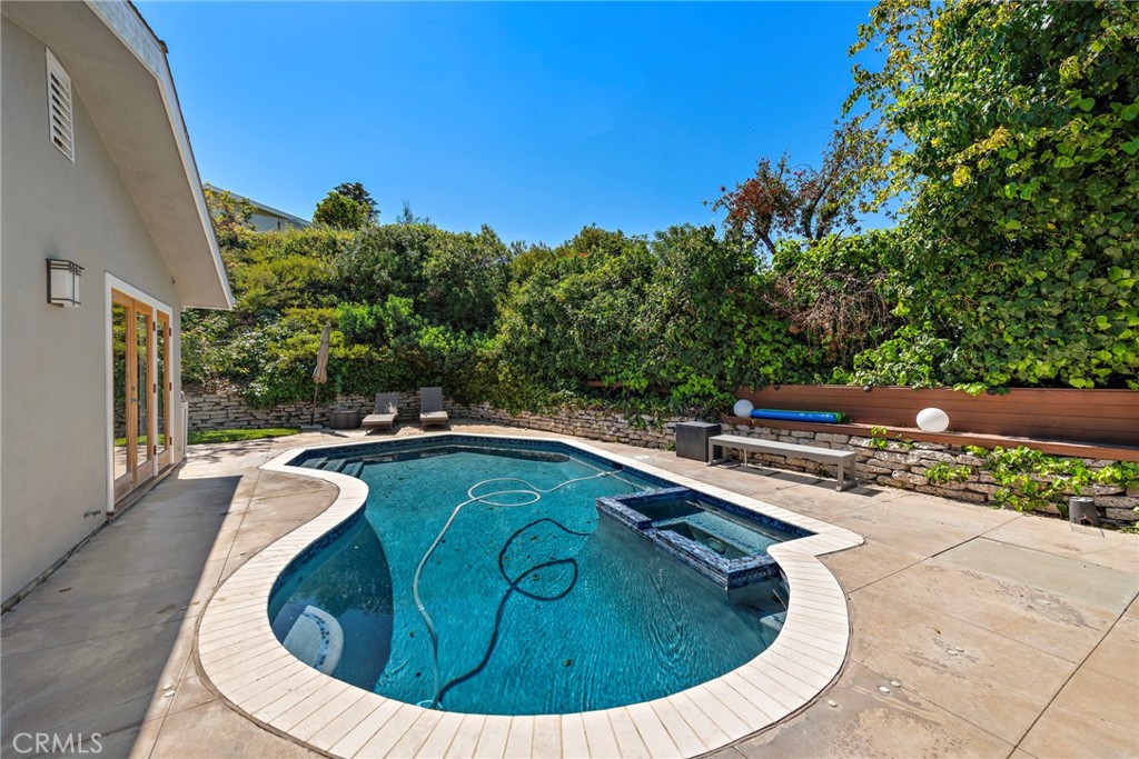 3085 Nestall Road Laguna Beach, CA 92651 - Photo 27 of 33 a view of a swimming pool with a yard
