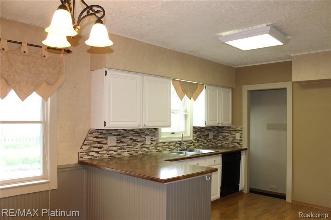 2215 Fenton Road Hartland, MI 48353 - Photo 2 of 15 Tastefully updated eat-in kitchen