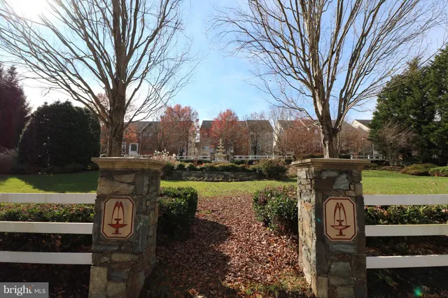 a view of a yard with a house