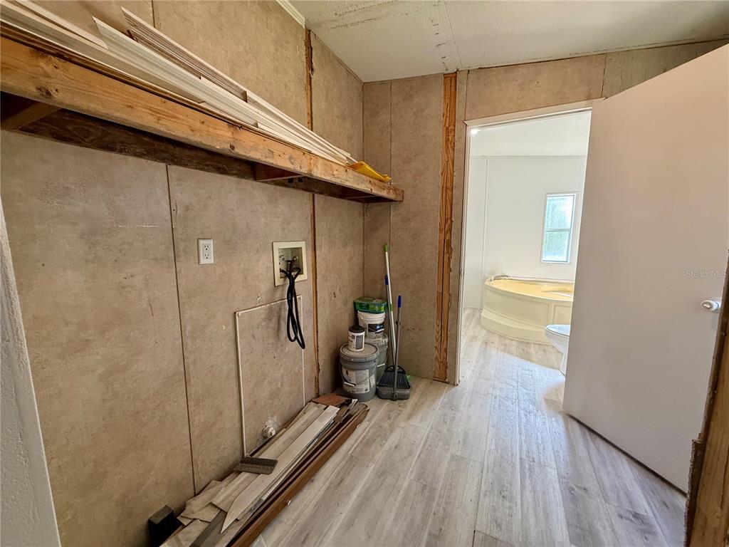 21471 Northwest 172nd Road High Springs, FL 32643 - Photo 17 of 26 a view of a hallway with wooden floor and closet