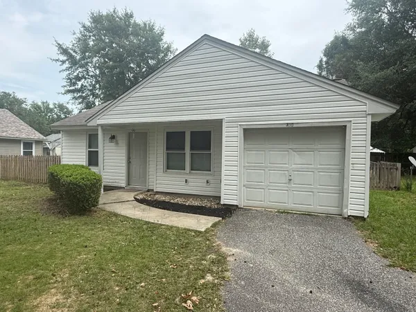 $1,700 | 300 MacGregor Drive, Summerville, SC 29486
