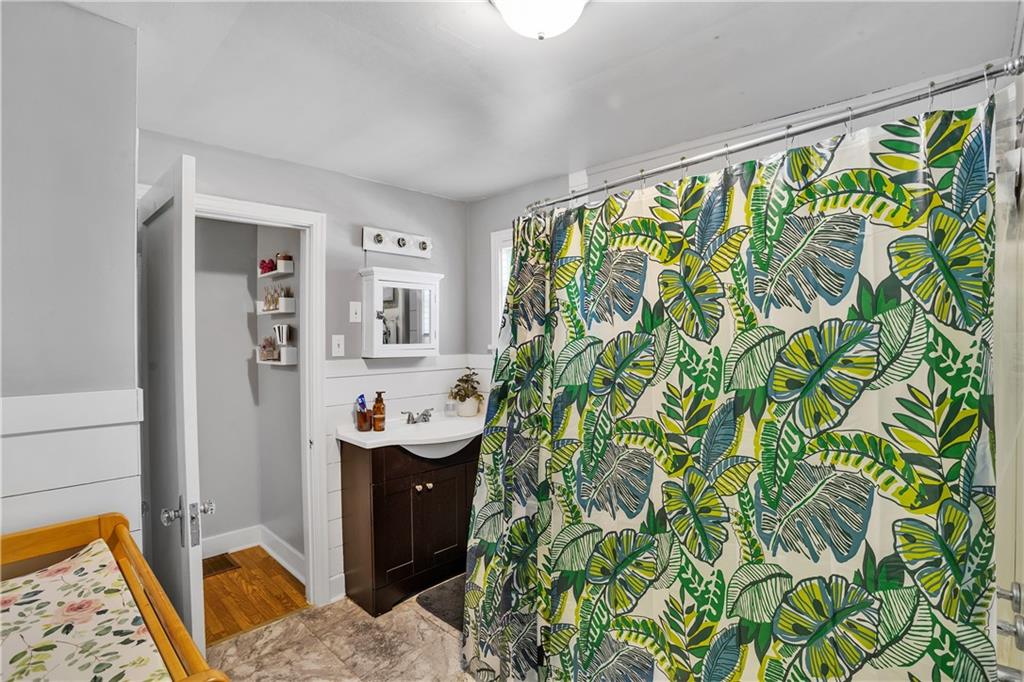 804 George Street Scottdale, PA 15683 - Photo 31 of 34 Large full Bathroom on Main floor