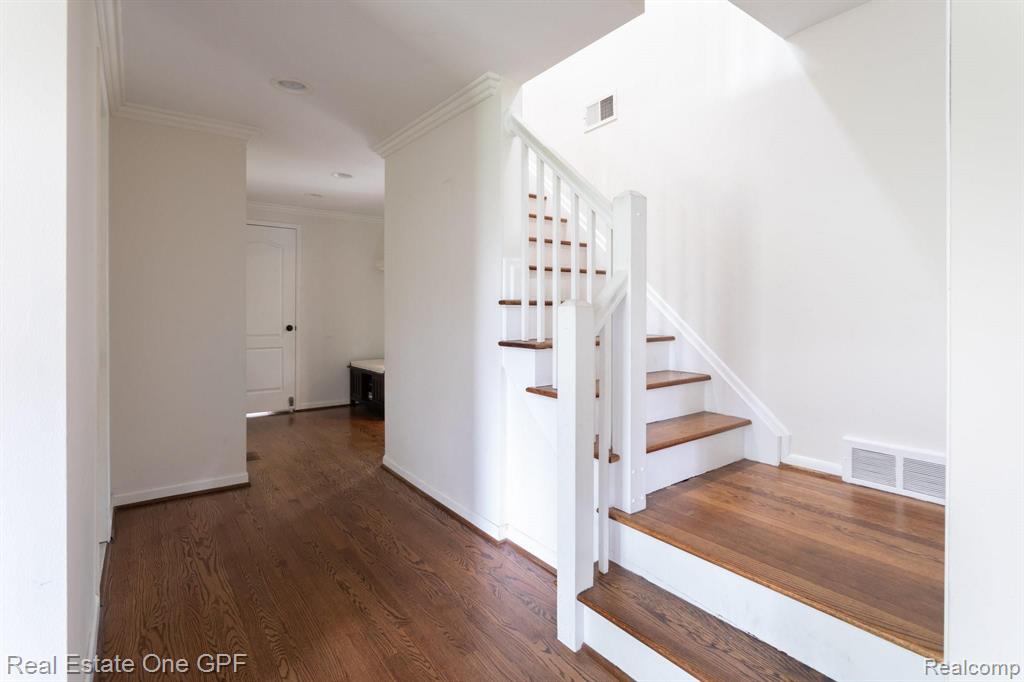 559 Cook Road Grosse Pointe Woods, MI 48236 - Photo 5 of 47