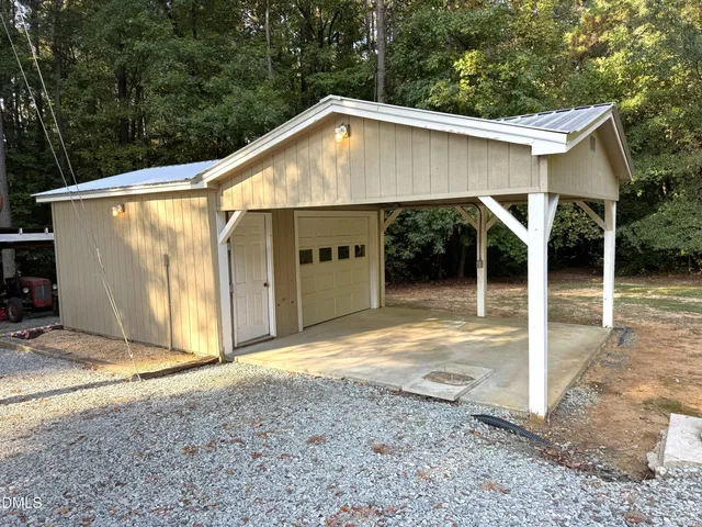 a view of a house with backyard
