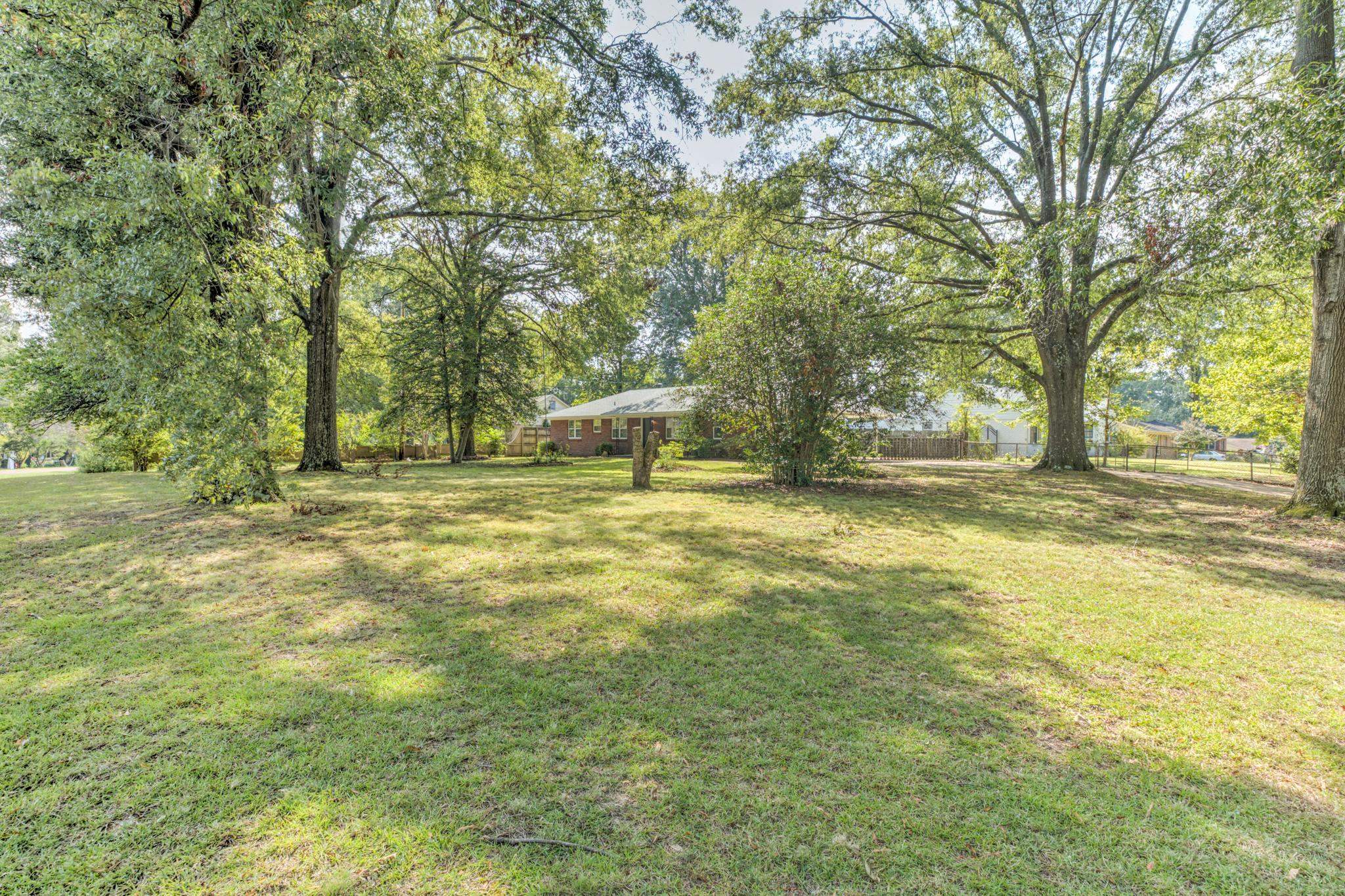 2823 Altruria Road Bartlett, TN 38134 - Photo 30 of 40 a swimming pool with trees in the background