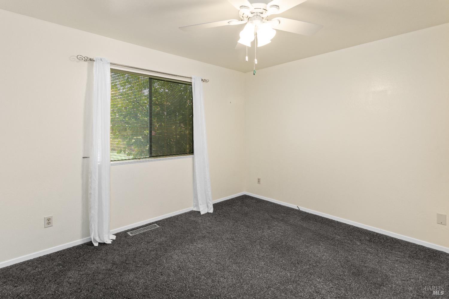424 B Mason Street Healdsburg, CA 95448 - Photo 19 of 27 an empty room with a window