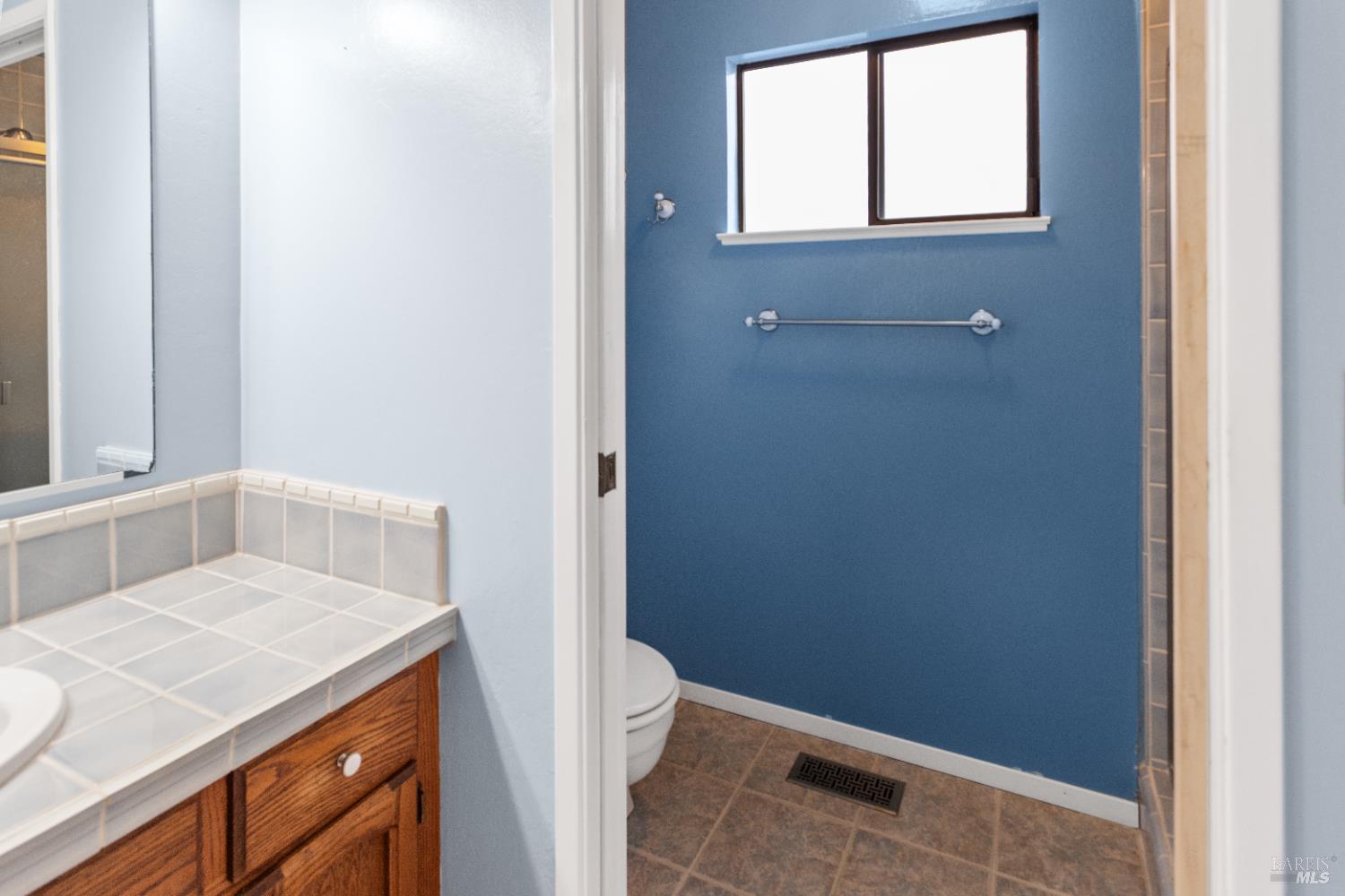 424 B Mason Street Healdsburg, CA 95448 - Photo 23 of 27 a bathroom with a sink and vanity