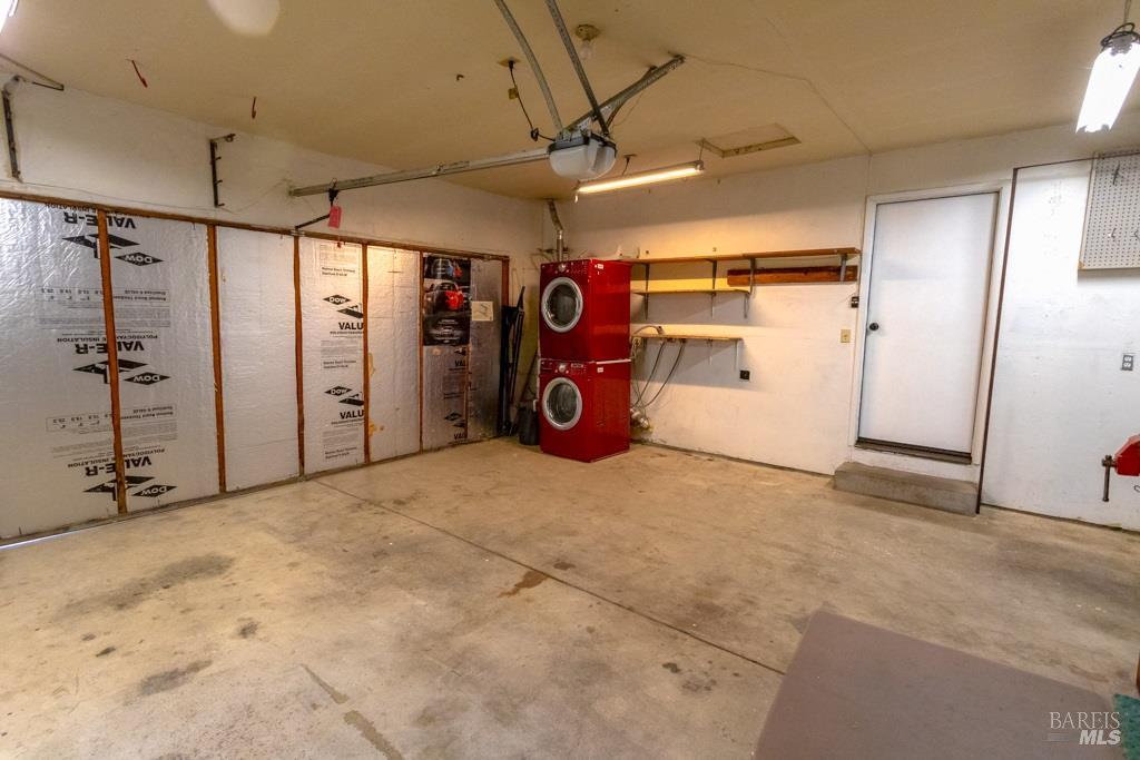 424 B Mason Street Healdsburg, CA 95448 - Photo 25 of 27 a view of a garage