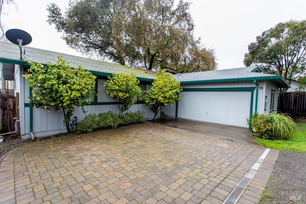 424 B Mason Street Healdsburg, CA 95448 - Photo 3 of 27 a front view of a house with garden