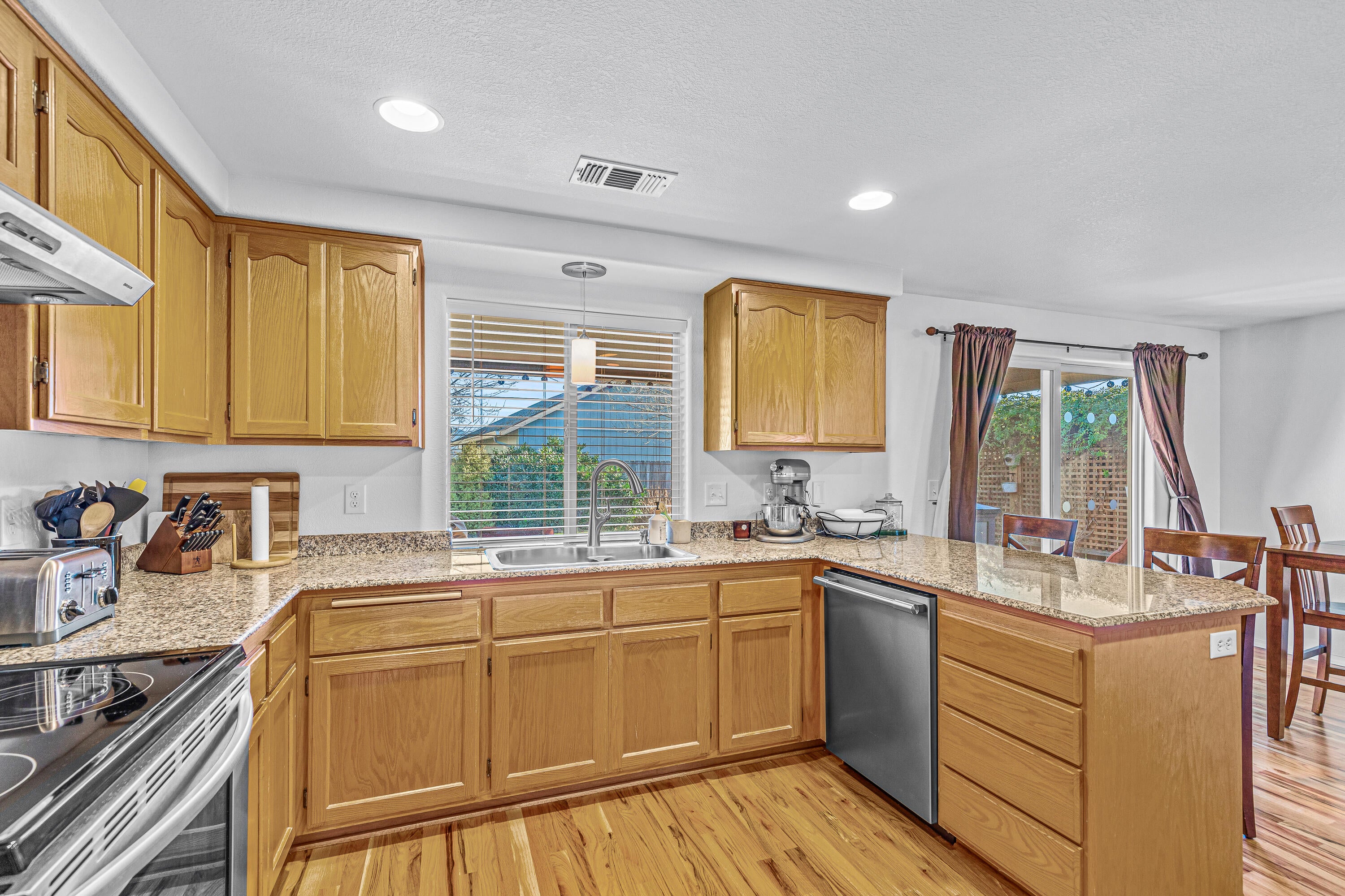 1330 Hawthorne Way Central Point, OR 97502 - Photo 12 of 29 13