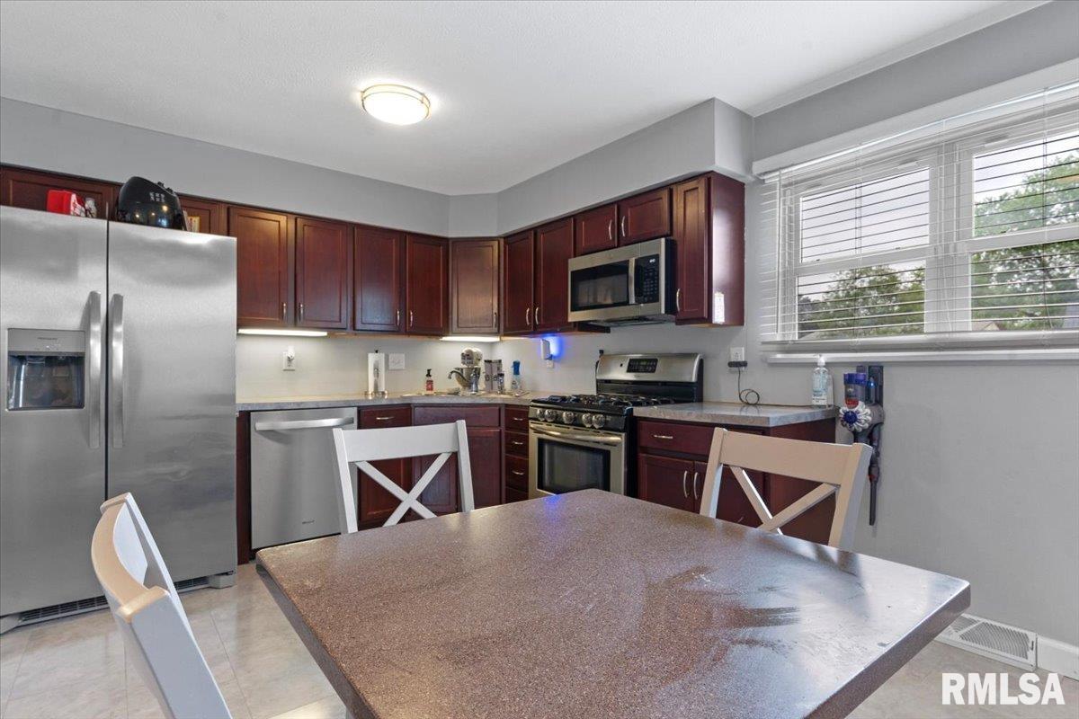 2465 East Griffiths Avenue Springfield, IL 62702 - Photo 8 of 30