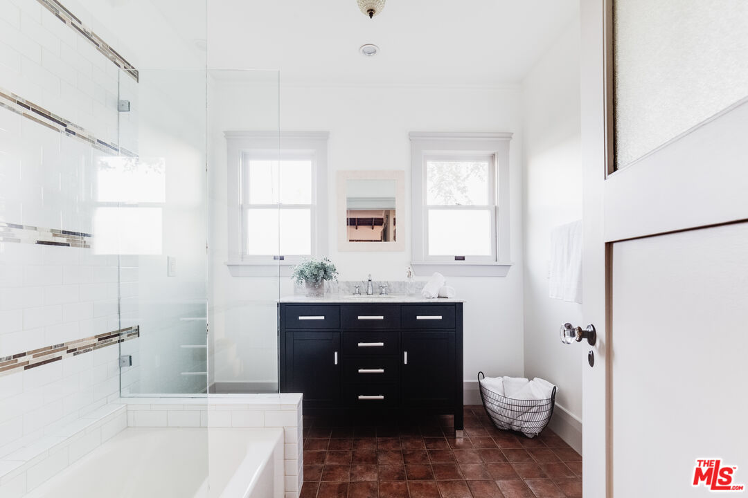 5850 Foothill Drive Los Angeles, CA 90068 - Photo 24 of 33 a bathroom with a sink a toilet and bathtub