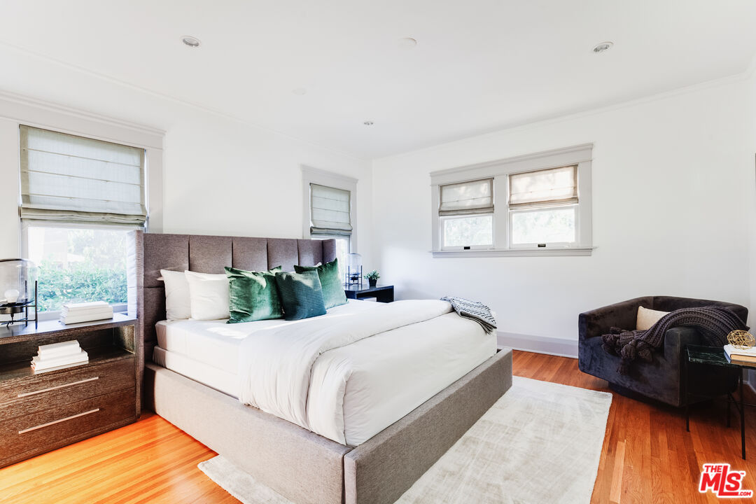 5850 Foothill Drive Los Angeles, CA 90068 - Photo 25 of 33 a bedroom with a large bed and a window