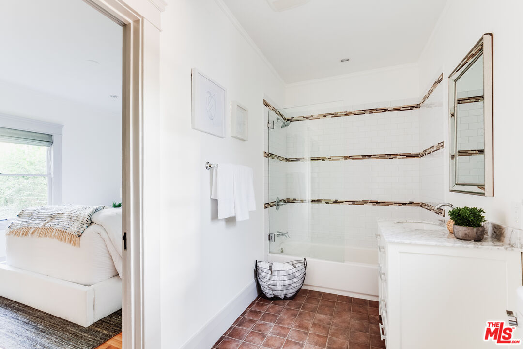 5850 Foothill Drive Los Angeles, CA 90068 - Photo 9 of 33 a view of bathroom with bathtub and shower