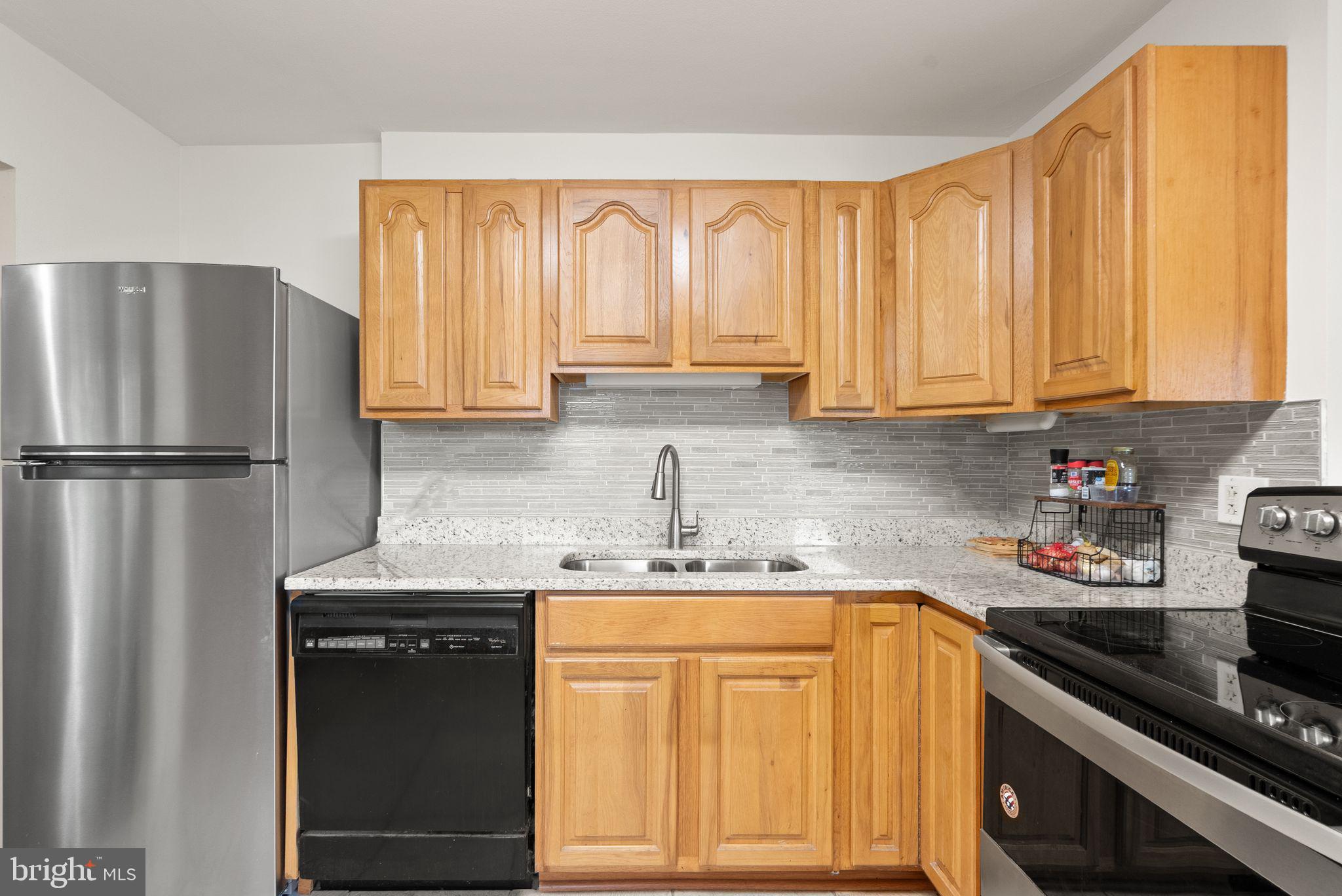 514 West Nettle Tree Road Sterling, VA 20164 - Photo 13 of 49 Stove (2023), refrigerator (2025)