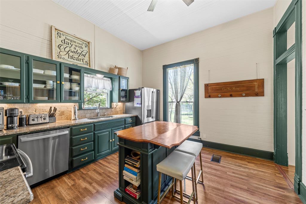 722 South Harrison Street West, TX 76691 - Photo 14 of 34