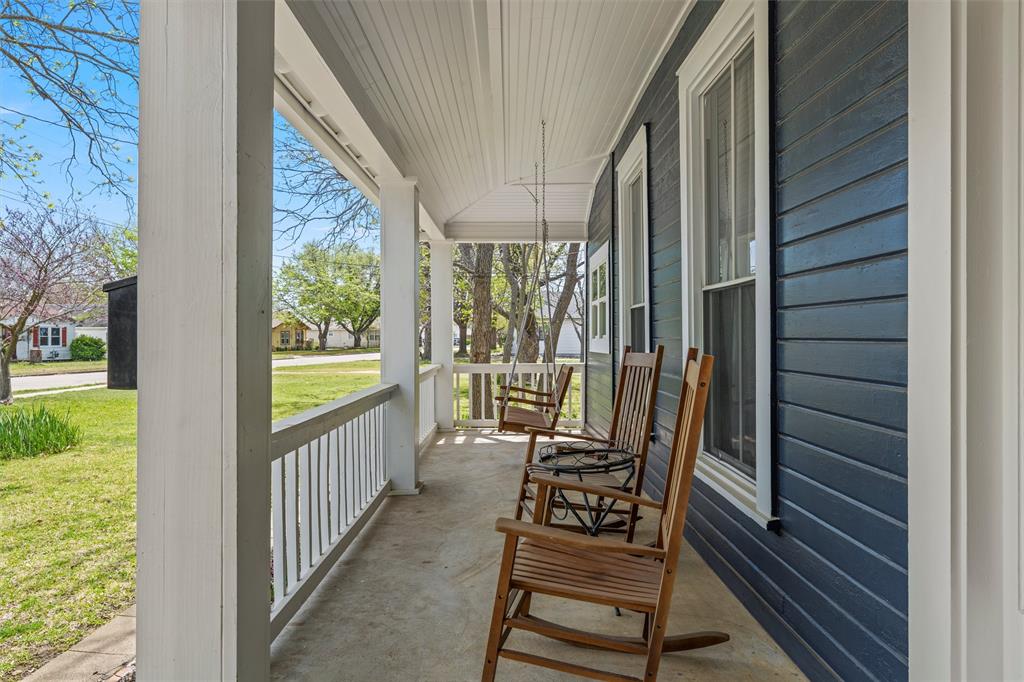 722 South Harrison Street West, TX 76691 - Photo 3 of 34