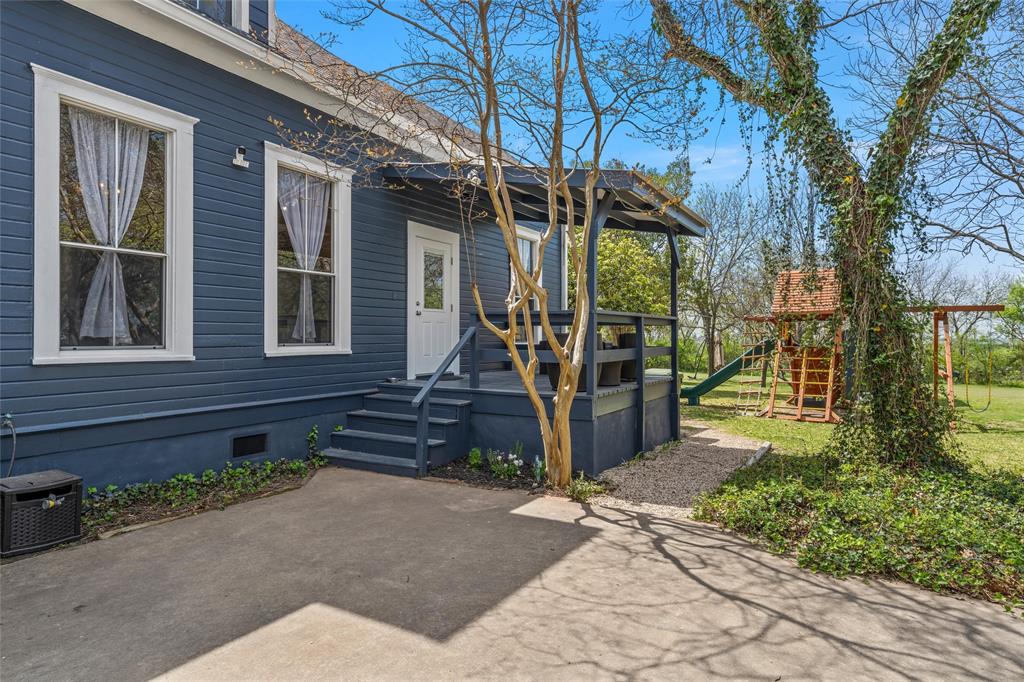 722 South Harrison Street West, TX 76691 - Photo 4 of 34