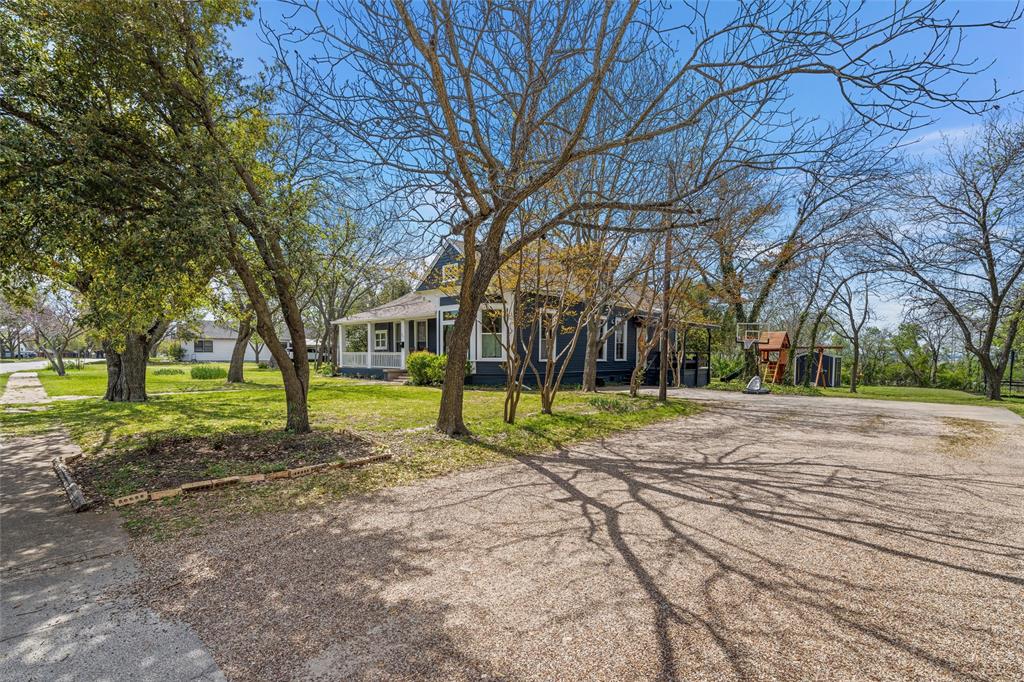 722 South Harrison Street West, TX 76691 - Photo 5 of 34