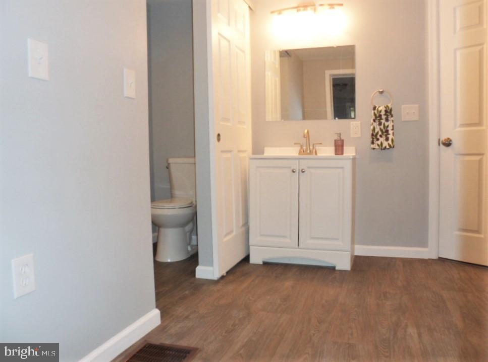 819 Maytown Road Elizabethtown, PA 17022 - Photo 15 of 32 Vanity in dressing area