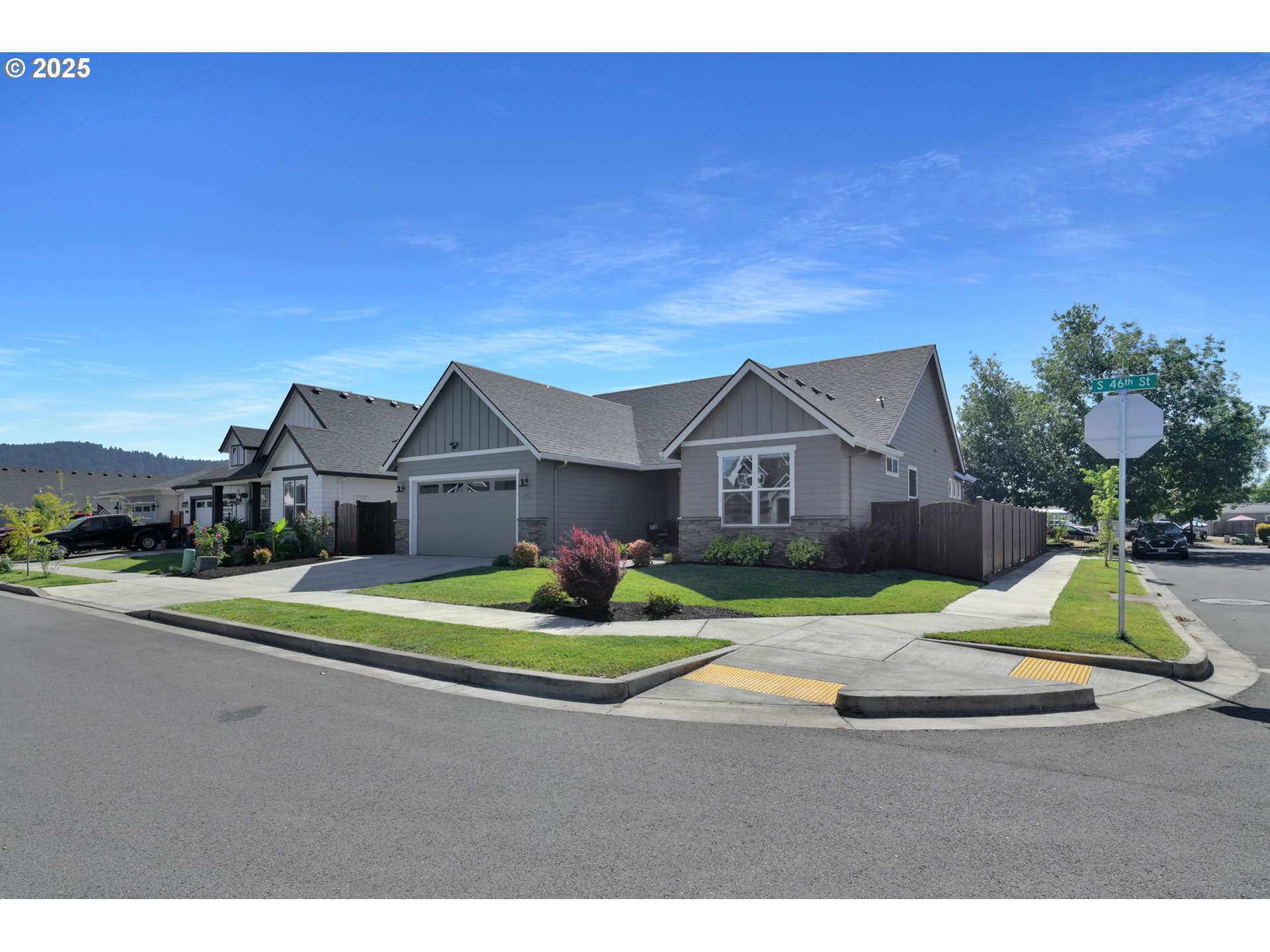 1004 South 46th Street Springfield, OR 97478 - Photo 1 of 34 a house view with a outdoor space