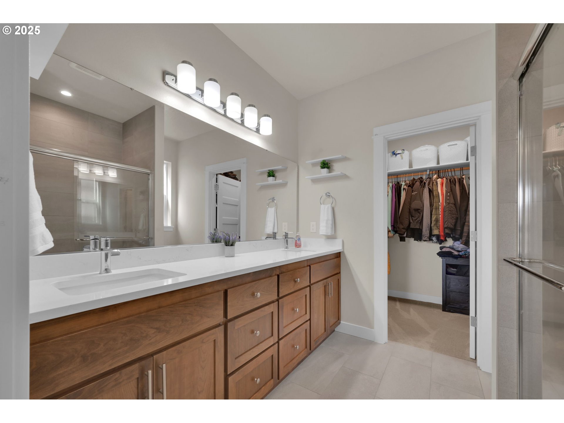 1004 South 46th Street Springfield, OR 97478 - Photo 19 of 34 a bathroom with a double vanity sink and a mirror