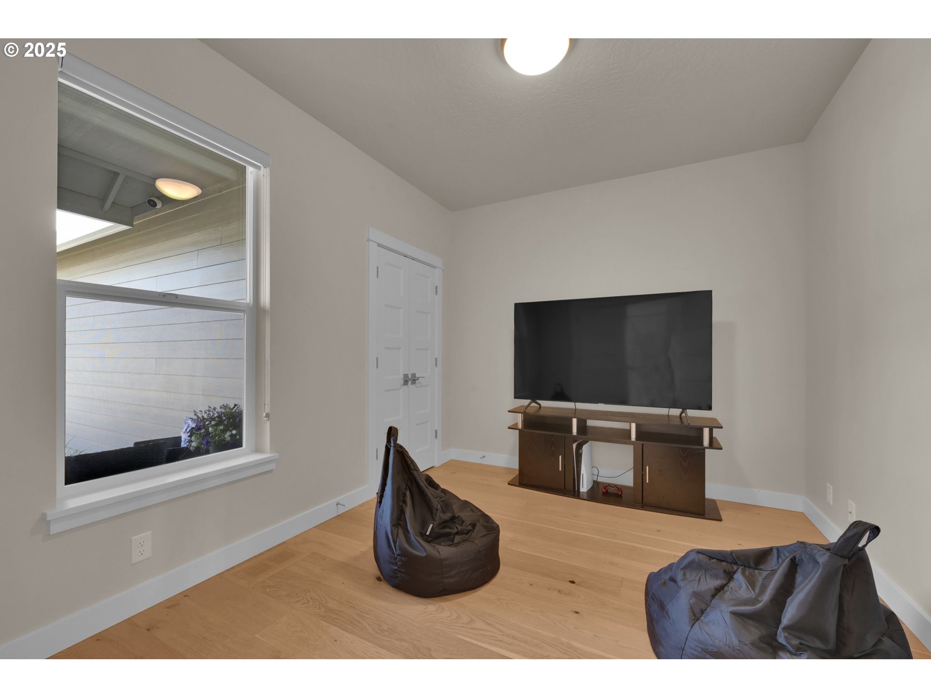 1004 South 46th Street Springfield, OR 97478 - Photo 22 of 34 a living room with furniture and a flat screen tv